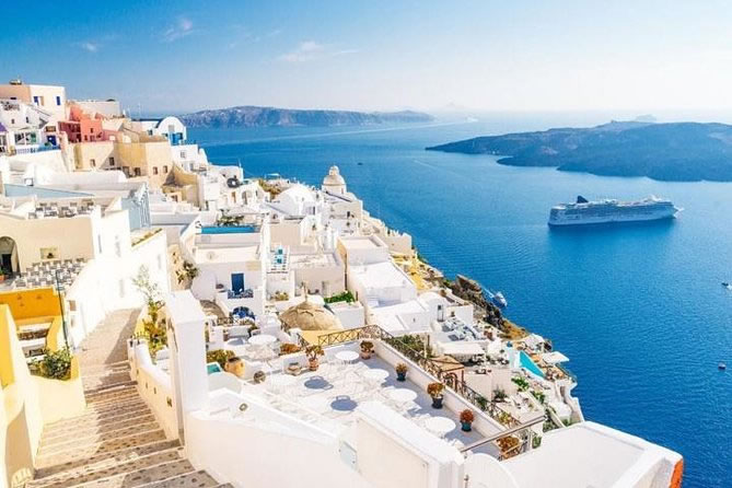 High-speed boat crossing from Crete to Santorini